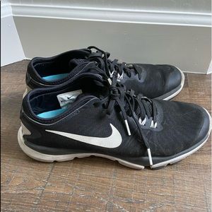 Women’s Nike athletic shoes black with white swoosh - Size 7